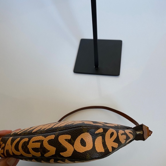 Louis Vuitton Limited Edition Graffiti Pochette - Picture 8 of 10